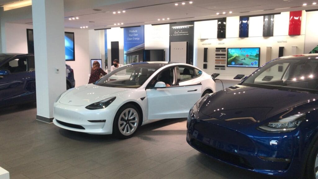 TESLA EN CONSECIONARIO