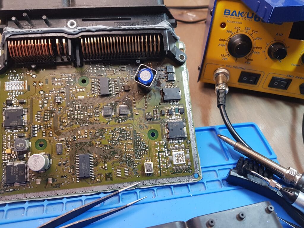 Causas de falla en ECU Automotriz scaled