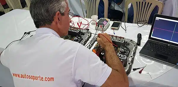 Técnico realizando diagnóstico electrónico de ECUs y módulos automotrices