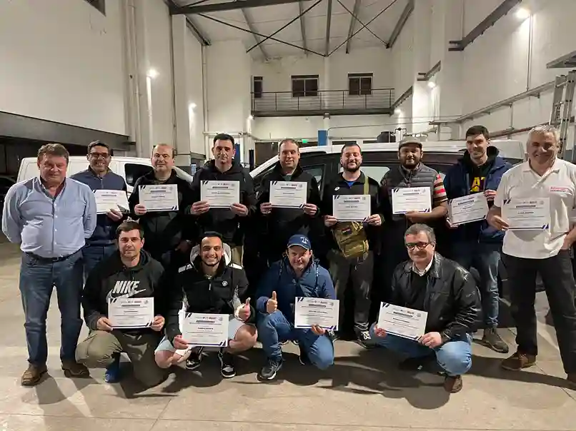 foto grupal curso vehiculos electricos uruguay 2023 octubre 11zon