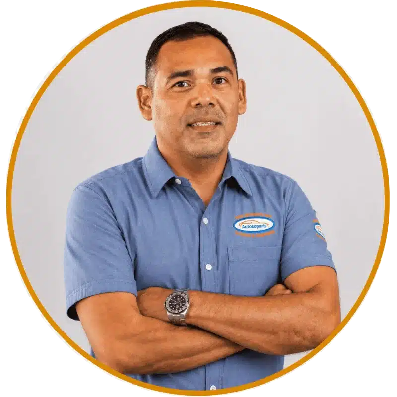 Armando Donado especialista en diagnóstico automotriz y electrónica