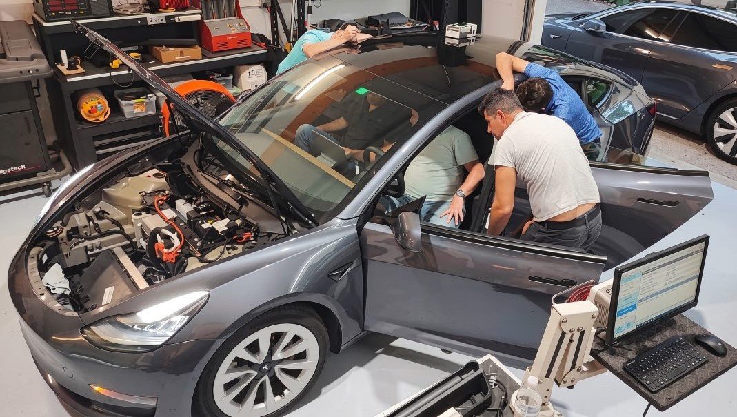 Alumnos de Autosoporte practicando sobre un Tesla Model 3